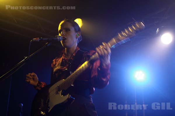 ANNA CALVI - 2010-11-04 - PARIS - La Boule Noire - 